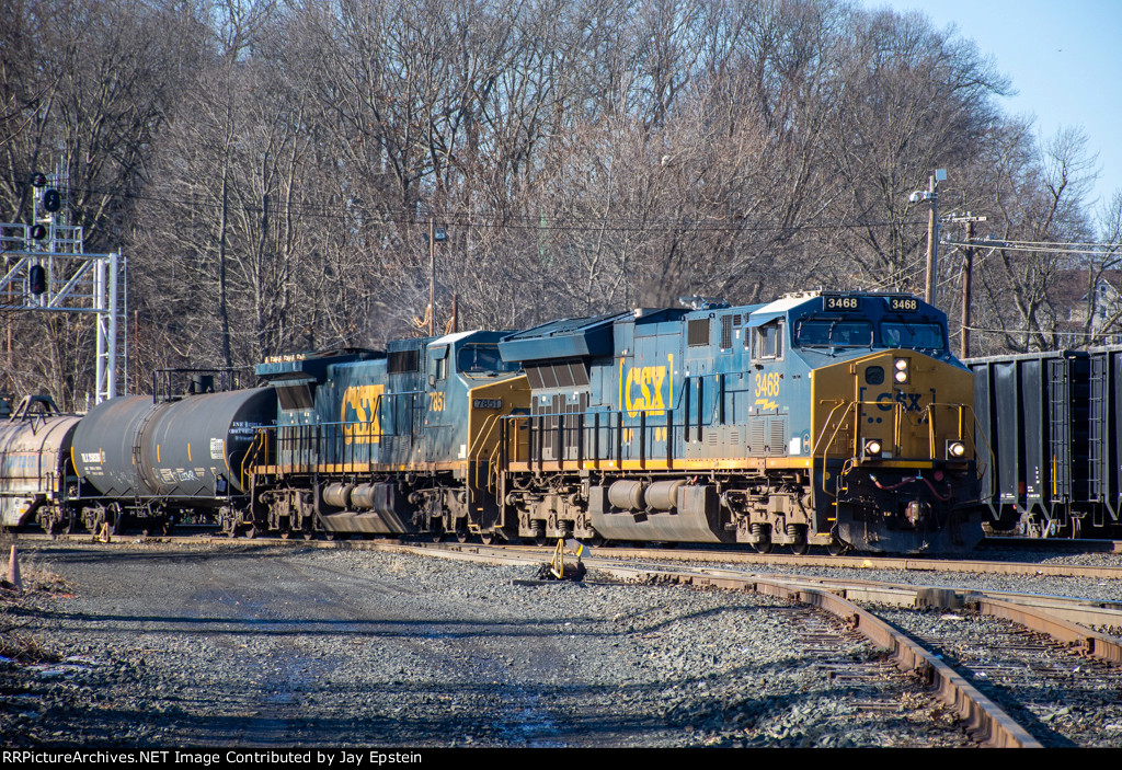 Q424 passes its counterpart Q425 as it enters West Springfield Yard